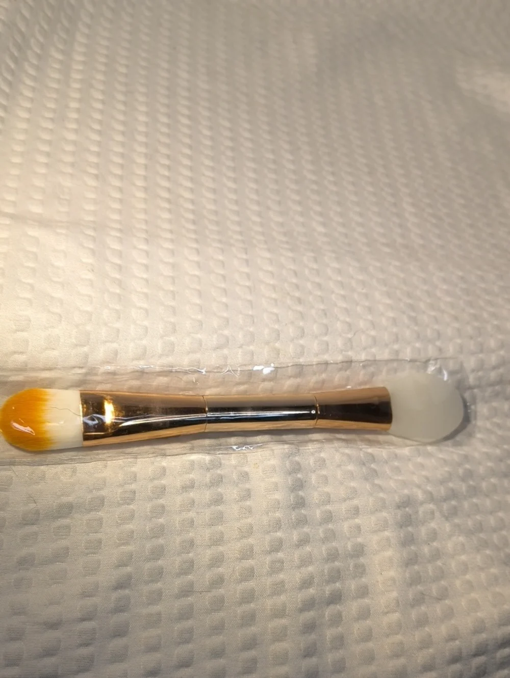 Dual-Ended Makeup Brush with Silicone and Synthetic Bristles - Gold